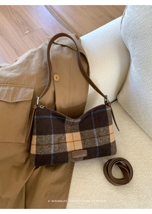 Vue détaillée du sac en laine à carreaux rétro avec logo Fashion et bandoulière réglable