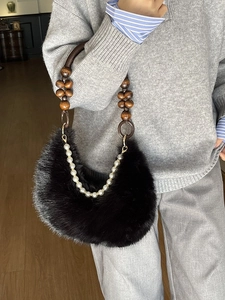 Sac hobo chic en fausse fourrure noire avec poignée en bois et chaîne de perles décor