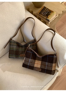 Gros plan de sacs sous les bras à carreaux vintage avec texture tweed et cuir fin