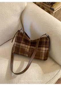 Détail du tissu à carreaux rétro avec patch en cuir et boucle en métal argenté