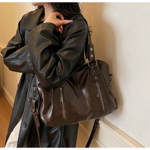 Détails du sac cabas vintage marron foncé avec rivets et fermetures éclair
