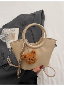 Elegante borsa a secchiello crema con manico rotondo, orsetto e sciarpa a quadri