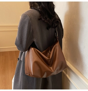 Vista dettagliata della grande borsa hobo in pelle marrone con fibbia in argento