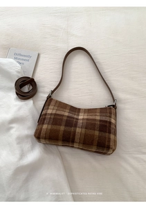 Vue détaillée du sac à bandoulière à carreaux marron avec deux sangles en cuir amovibles