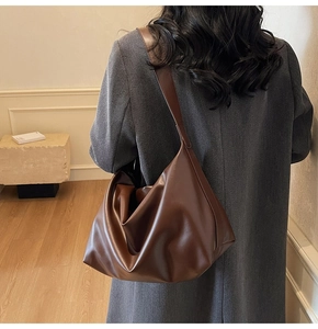 Dettaglio della borsa tote in morbida pelle marrone scuro con ampia capacità e stile