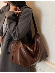 Borsa hobo marrone capiente in morbida pelle opaca dallo stile minimalista