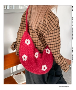 Vue détaillée de la texture en peluche rouge avec motifs de fleurs sur le sac
