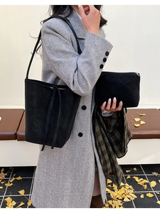 Gros plan sur un sac cabas noir mat avec pochette assortie et style d'automne