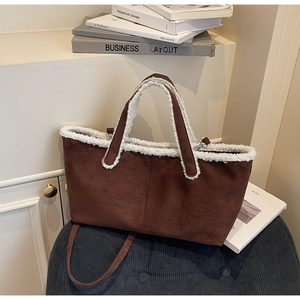 Sac cabas marron en daim synthétique avec bordure en peau lainée blanche et bandoulière