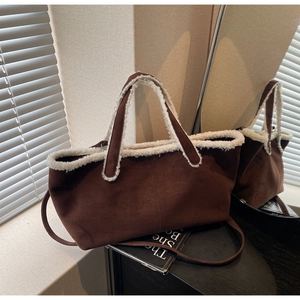 Détail du sac cabas en daim marron avec bordure en similicuir blanc et bandoulière amovible