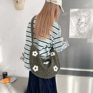 Sac hobo porté épaule avec motifs de fleurs en tricot blanc sur tissu vert foncé
