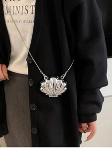 Mini silver shell-shaped crossbody chain bag with metallic mirror finish for women