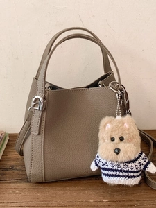 Retro PU Leather Bucket Bag For Women Large Capacity Lychee Texture Shoulder Bag Minimalist Casual Crossbody Bag With Plush Charm