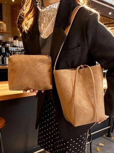 Ensemble sac cabas minimaliste en suédine avec sac seau et pochette porté par mannequin