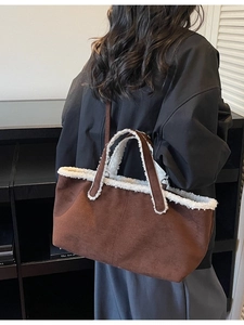 Sac cabas en daim marron avec bordure en polaire blanche et doubles anses pour l'hiver