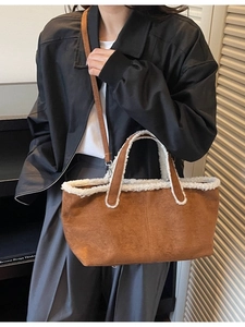 Sac fourre-tout en daim marron avec bordure en fausse fourrure blanche porté par modèle