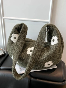 Sac à bandoulière en tricot vert mousse avec motifs floraux blancs et zip métallique rond