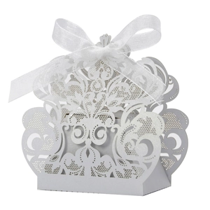 Elegante caja de dulces de boda blanca cortada con láser con patrón floral y cinta