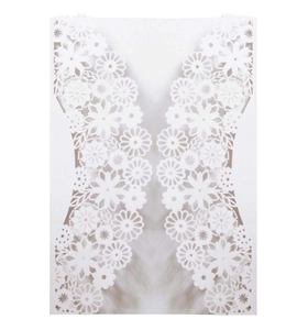 Élégante carte d'invitation de mariage découpée au laser avec motif floral blanc
