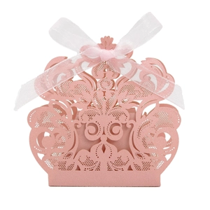 Detalle de caja para dulces rosa cortada con láser con motivos florales y lazo blanco