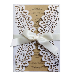 Invitation de mariage blanche découpée au laser avec carte kraft et nœud en soie blanc