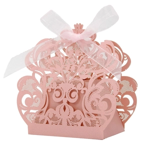 Caja de caramelos rosa cortada con láser con encaje y lazo de cinta de organza blanca