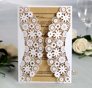 Invitation de mariage découpée au laser en papier perlé avec motif floral élégant