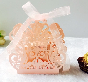 Caja de dulces con encaje de corona hueca cortada con láser en rosa melocotón suave
