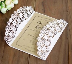 Détail de l'invitation de mariage en dentelle découpée au laser avec papier kraft
