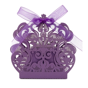 Detalle de caja de regalo violeta cortada por láser con diseño de corona y lazo