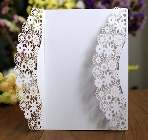 Élégante carte d'invitation de mariage blanche découpée au laser sur bois fleuri