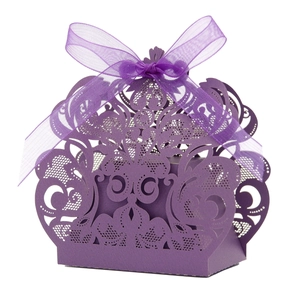 Elegante caja de regalo violeta cortada con láser con patrones florales y un lazo