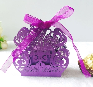 Primer plano de caja de dulces morada cortada con láser con encaje de corona hueca