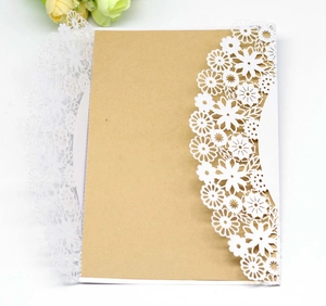 Détail de l'invitation de mariage blanche découpée au laser avec insert kraft