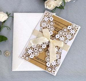 Lot d'invitations de mariage florales découpées au laser avec ruban et papier kraft chic