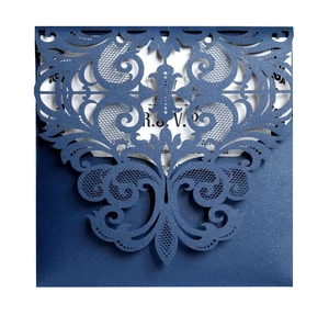 Détail de l'invitation florale bleu foncé découpée au laser avec carte RSVP nacrée