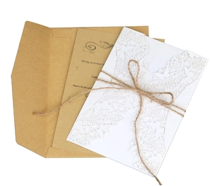 Faire-part mariage découpé au laser avec couverture blanche et enveloppe en kraft