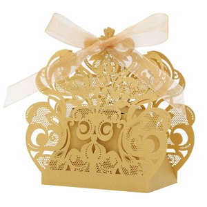 Detalle de la caja de caramelos de boda con encaje de corona cortada con láser oro