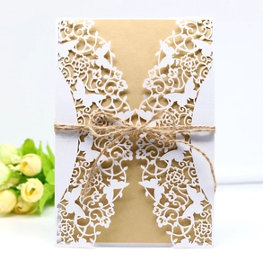 Détail macro de l'étui papillon découpé au laser avec carte kraft et ficelle de jute
