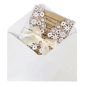 Invitation de mariage découpée au laser avec pochette en dentelle et nœud satiné