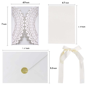 Détail de l'invitation de mariage découpée au laser avec dimensions et sceau doré