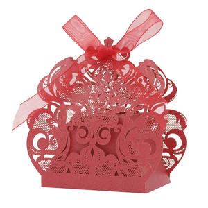 Detalle de caja de regalo roja cortada con láser con motivos florales y lazo de cinta