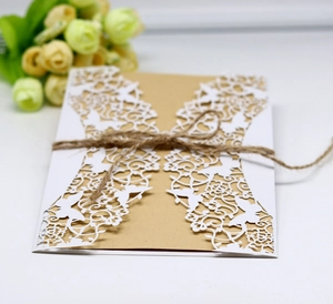 Invitation en papier kraft avec pochette découpée au laser et nœud en ficelle