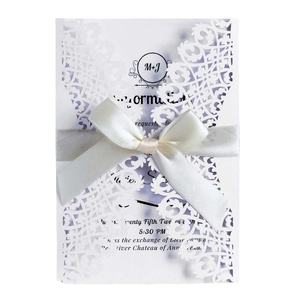 Élégante invitation de mariage découpée au laser avec insert lilas et nœud en soie