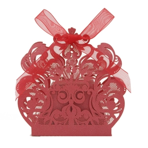 Caja de dulces roja cortada con láser con motivos florales y cinta para bodas