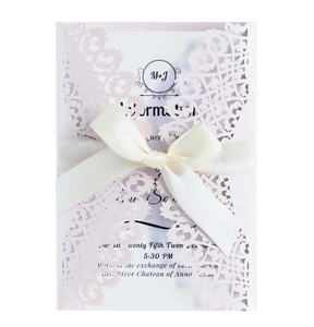 Élégante invitation de mariage découpée au laser avec motif rose pâle et ruban en soie