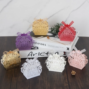 Detalle de cajas de caramelos para bodas cortadas con láser y cintas de colores
