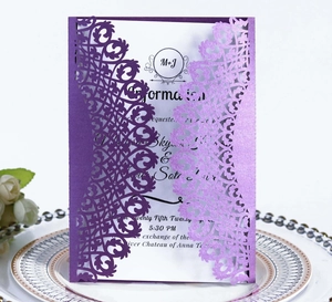Détail du faire-part de mariage violet découpé au laser avec motif floral élégant sur l'assiette
