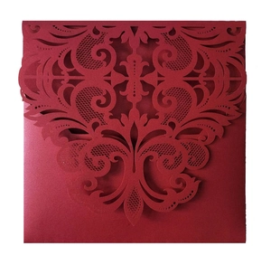 Détails de découpe laser sur enveloppe en papier perlé rouge pour invitations de mariage
