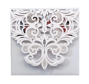 Détail d'invitation blanche découpée au laser avec motifs baroques et insert à fleurs